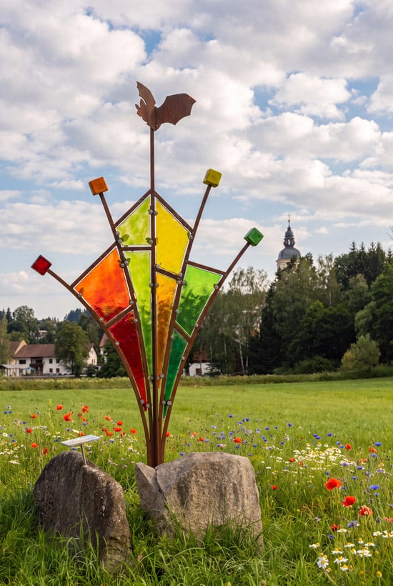 Fledermaus-Kunst am Skulpturenweg in Rinchnach