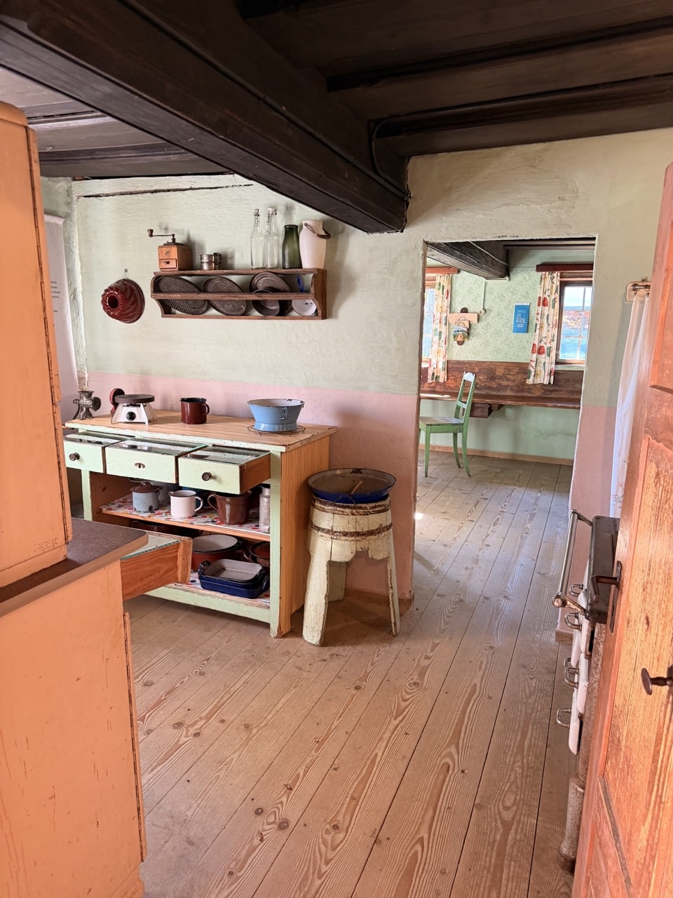 Alte Küche mit historischem Inventar im Freilichtmuseum Finsterau