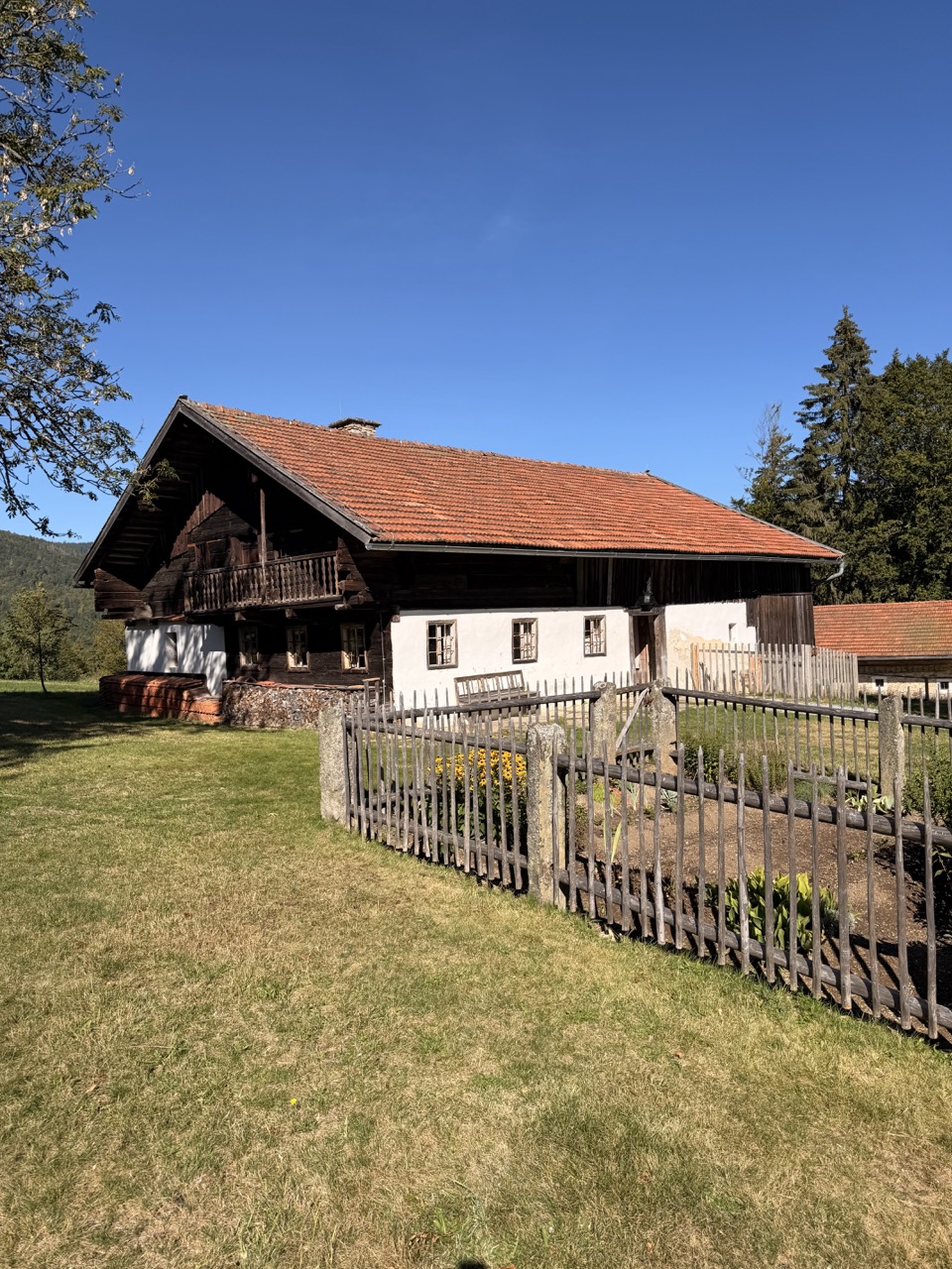 Historischer Bauernhof mit liebevoll angelegtem Bauerngarten im Freilichtmuseum Finsterau