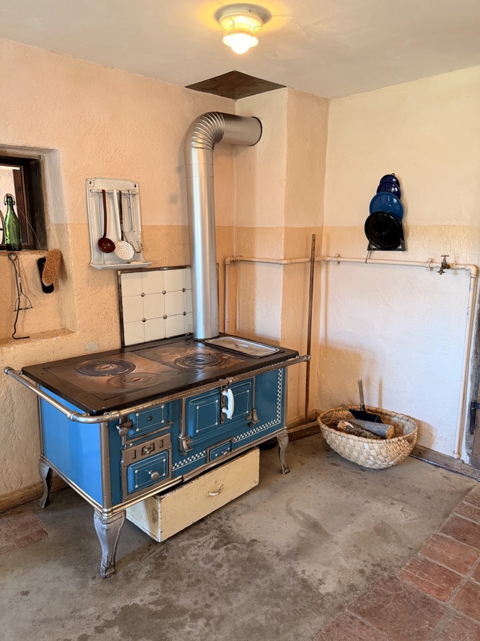 Alter Holzofen in einer historischen Stube im Freilichtmuseum Finsterau