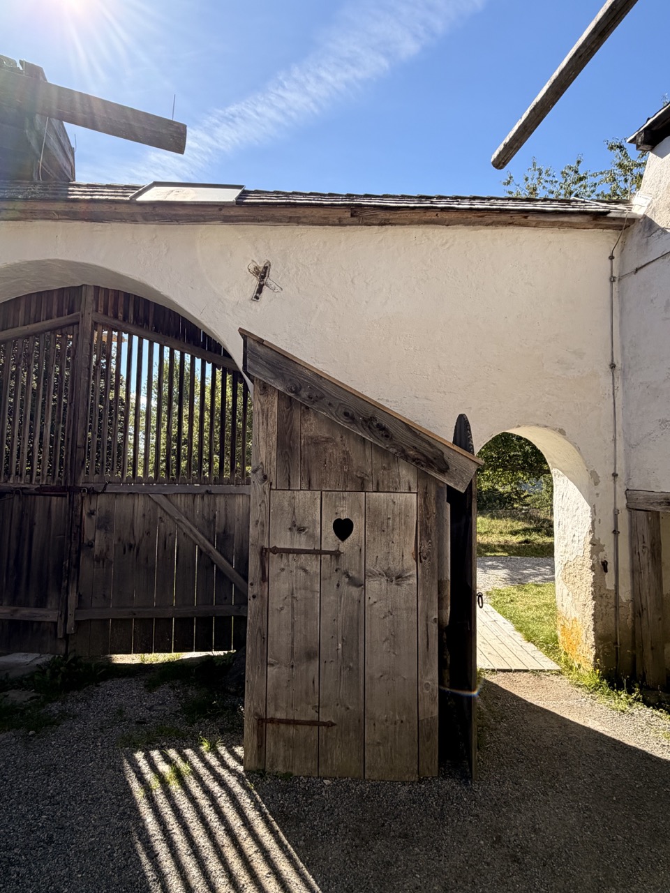 Historisches Plumpsklo im Freilichtmuseum Finsterau