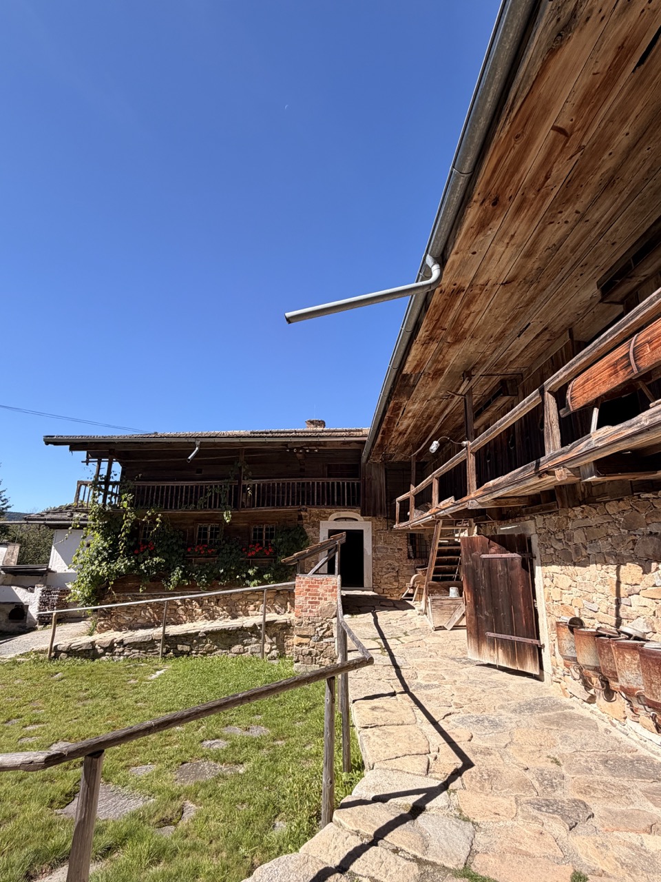 Petzi-Hof im Freilichtmuseum Finsterau mit alter Weinrebe und historischem Innenhof