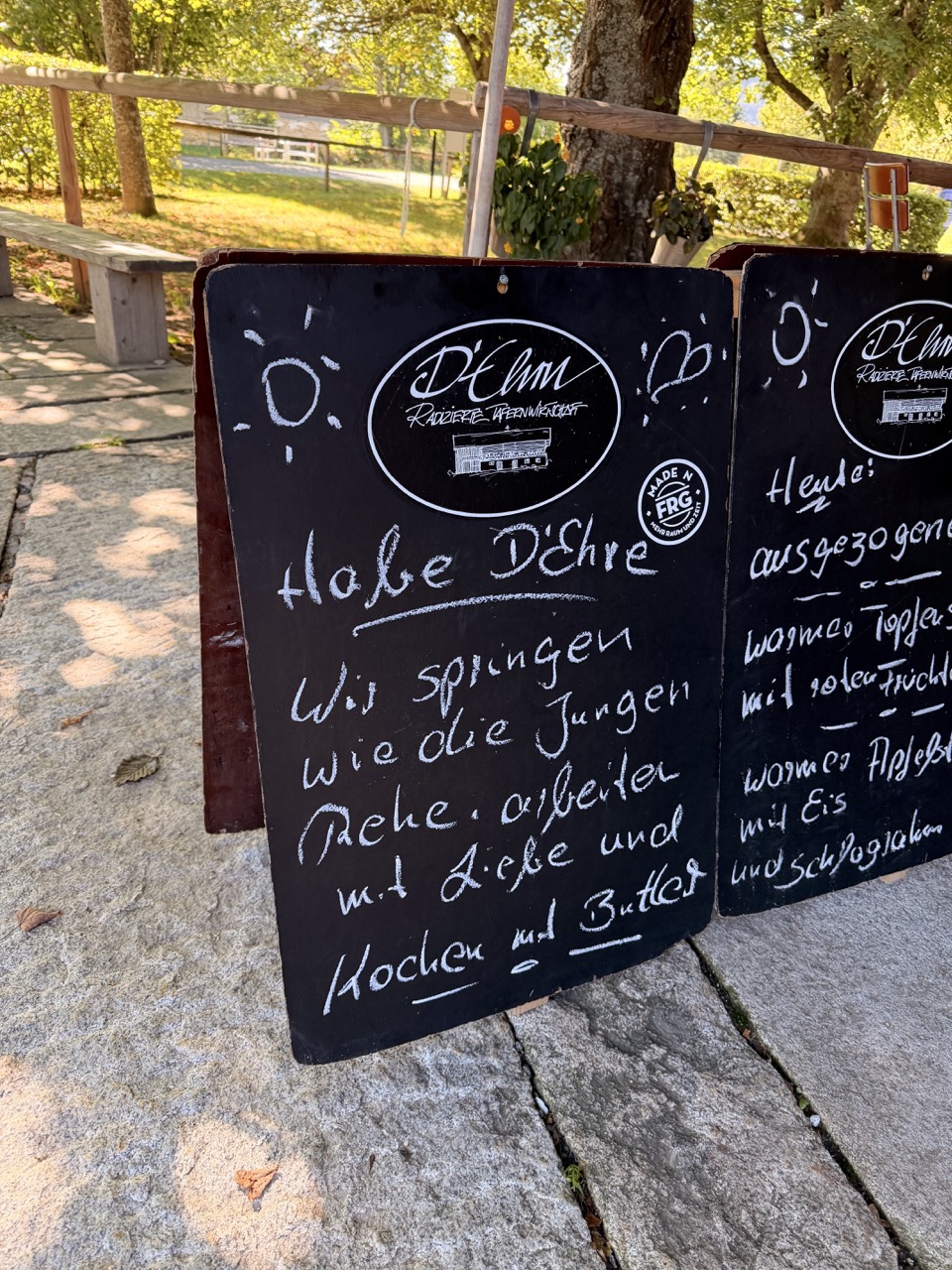 Lustiges Schild vor der Tafernwirtschaft D’Ehrn im Freilichtmuseum Finsterau mit dem Hinweis Wir kochen mit Butter