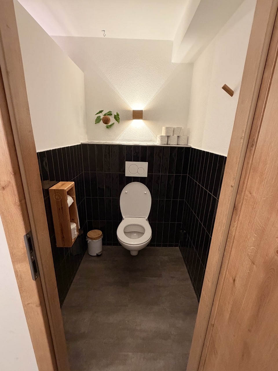 Moderne Toiletten in den großen Sanitäranlagen des Anderswo Camp Finsterau