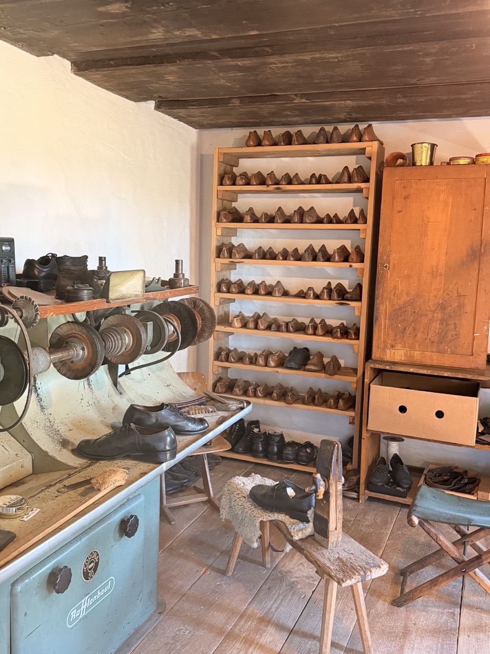 Historische Schusterwerkstatt mit Werkzeug und Schuhleisten im Freilichtmuseum Finsterau
