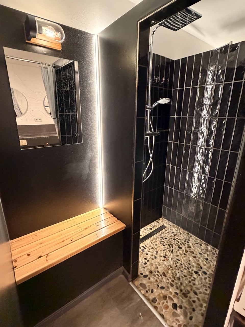Dusche mit Umkleidebereich im Anderswo Camp Finsterau