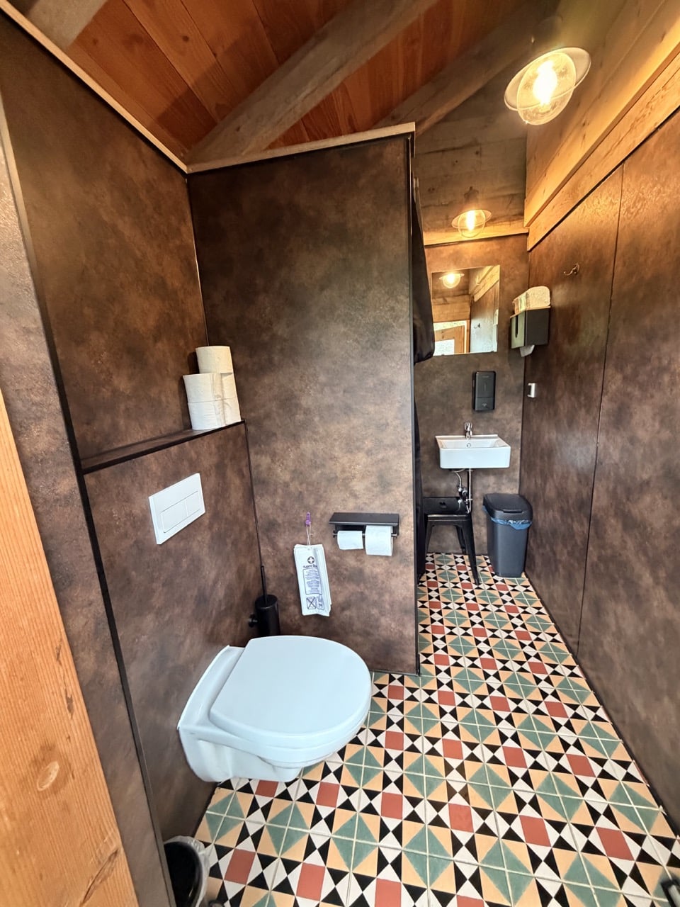 Modernes Badezimmer im Sanitärhäuschen des Anderswo Camp Finsterau