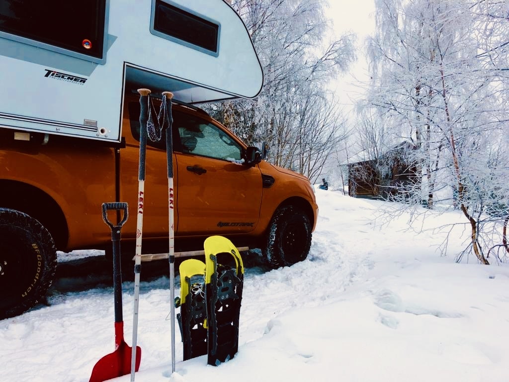Wintercamping im Anderswo Camp Finsterau auf über 1000 Metern Höhe mit Camper im Schnee